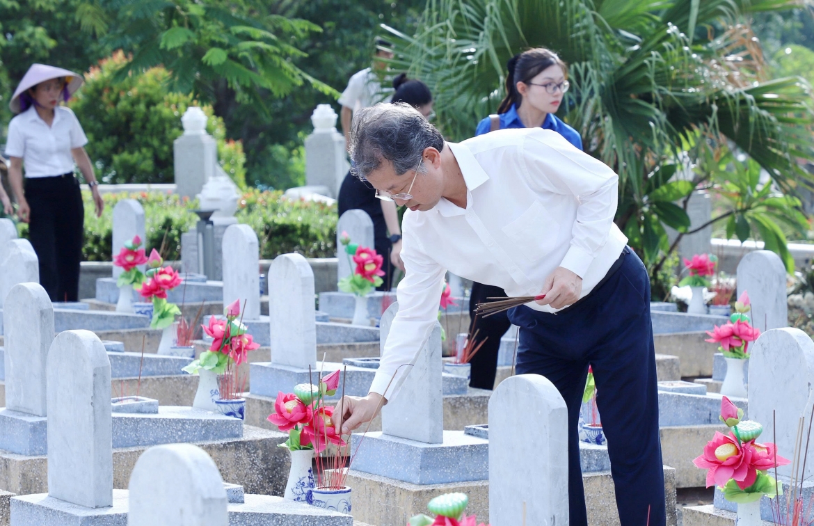 Chánh án Tòa án Nhân dân tối cao Nguyễn Văn Quảng thắp hương tại các phần mộ liệt sĩ