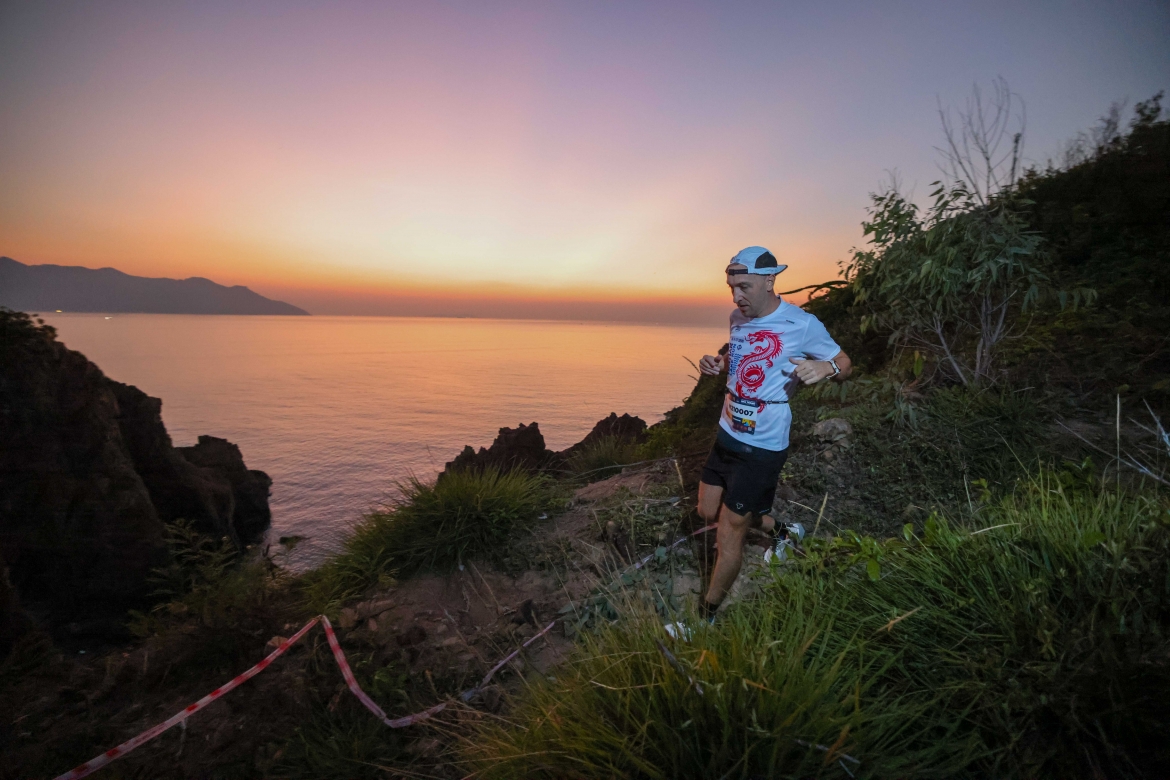 Nha Trang City Trail 2026 thu hút nhiều runner nước ngoài tham dự, nhiều người bất ngờ với khung cảnh tuyệt vời khi đón bình minh trên đường chạy (Ảnh: T.H)