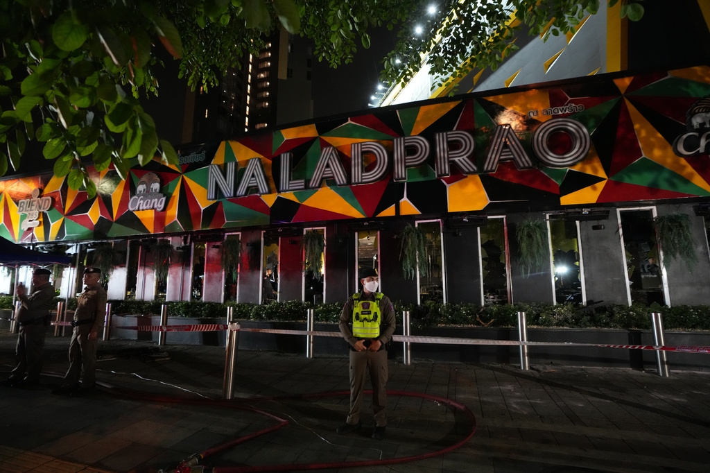 Hiện trường quán bar Na Ladprao ở phía bắc thủ đô Bangkok,Thái Lan khiến ít nhất 27 người thiệt mạng và hàng chục người bị thương. Ảnh: AP