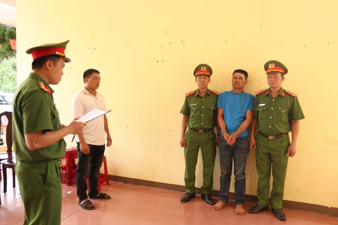 Cơ quan chức năng tống đạt quyết định giữ người trong trường hợp khẩn cấp đối với Trần Hoàng Diệu.