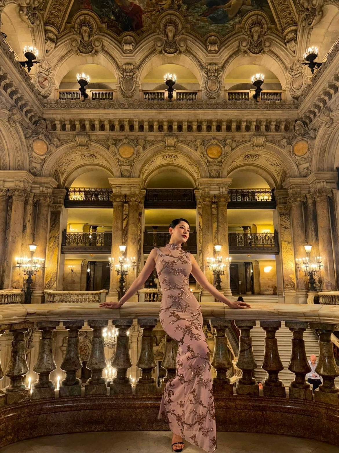 Chi Pu khoe nhan sắc rạng rỡ tại Nhà hát Opera Garnier (Paris, Pháp), chia sẻ cảm xúc "đắm chìm trong vẻ đẹp lộng lẫy" của công trình kiến trúc biểu tượng nước Pháp.