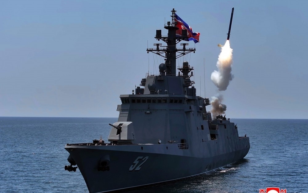 Khu trục hạm mới nhất của Triều Tiên, Kang Kon, phóng tên lửa. Ảnh: KCNA.