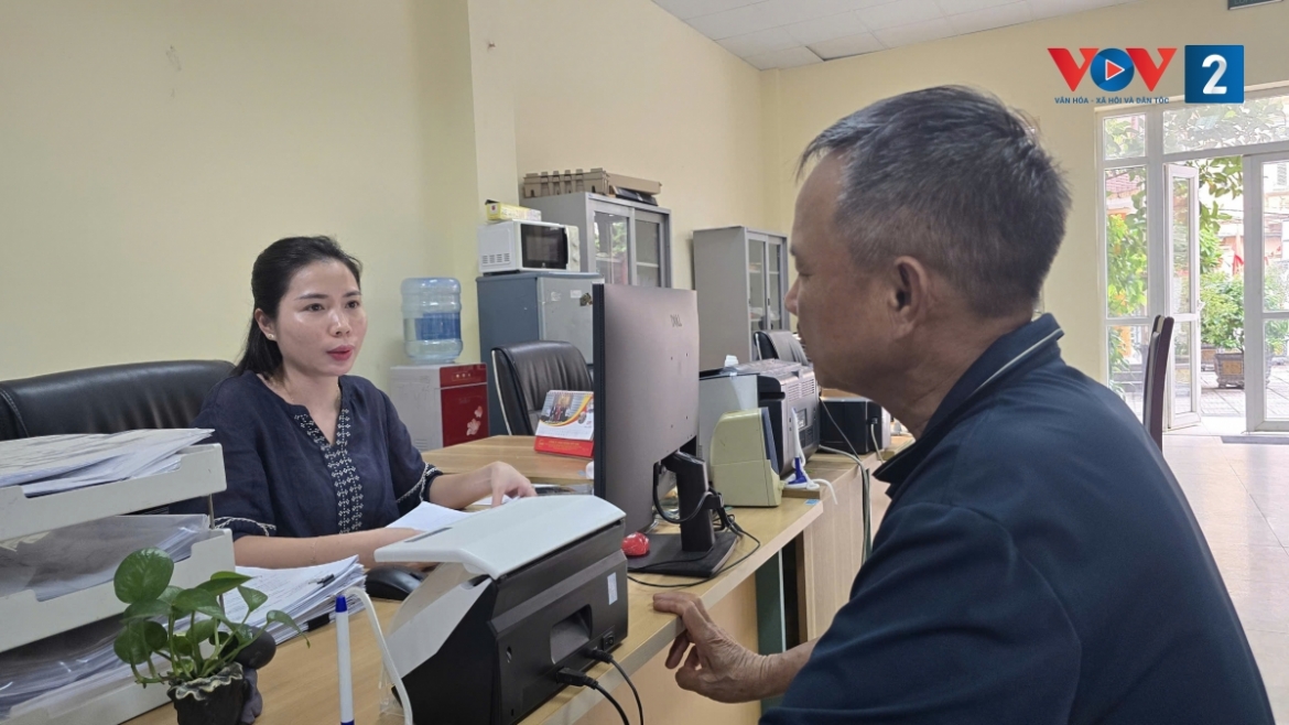 Cán bộ phường Vĩnh Tuy (Hà Nội) tiếp công dân tại cơ sở