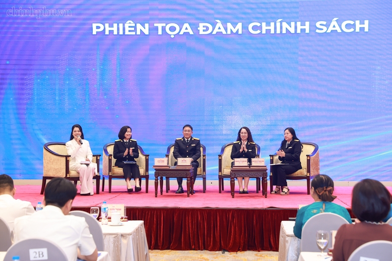 Các diễn giả chia sẻ tại Hội thảo "Những quy định quan trọng khi triển khai chính sách thuế mới - Thuế và hóa đơn điện tử trong thương mại điện tử và bán hàng đa kênh". Ảnh: VGP
