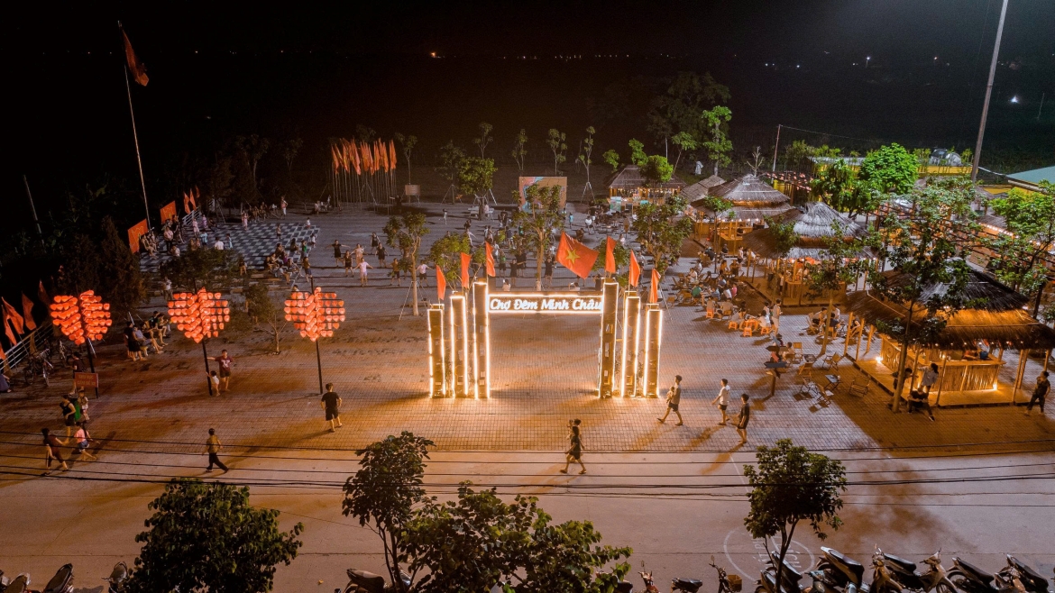 Chợ đêm ở xã Minh Châu - một không gian công cộng, nơi gặp gỡ, giao lưu cho người dân của xã.