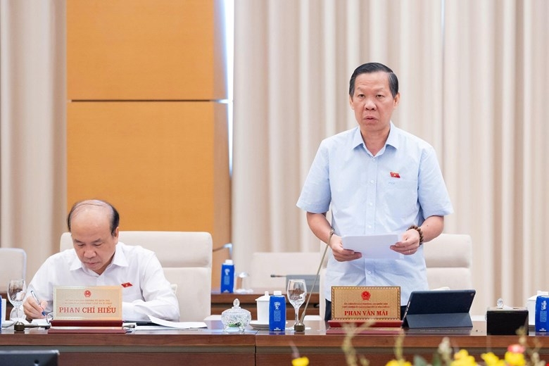 Chủ nhiệm Ủy ban Kinh tế và Tài chính Phan Văn Mãi đọc báo cáo thẩm tra.