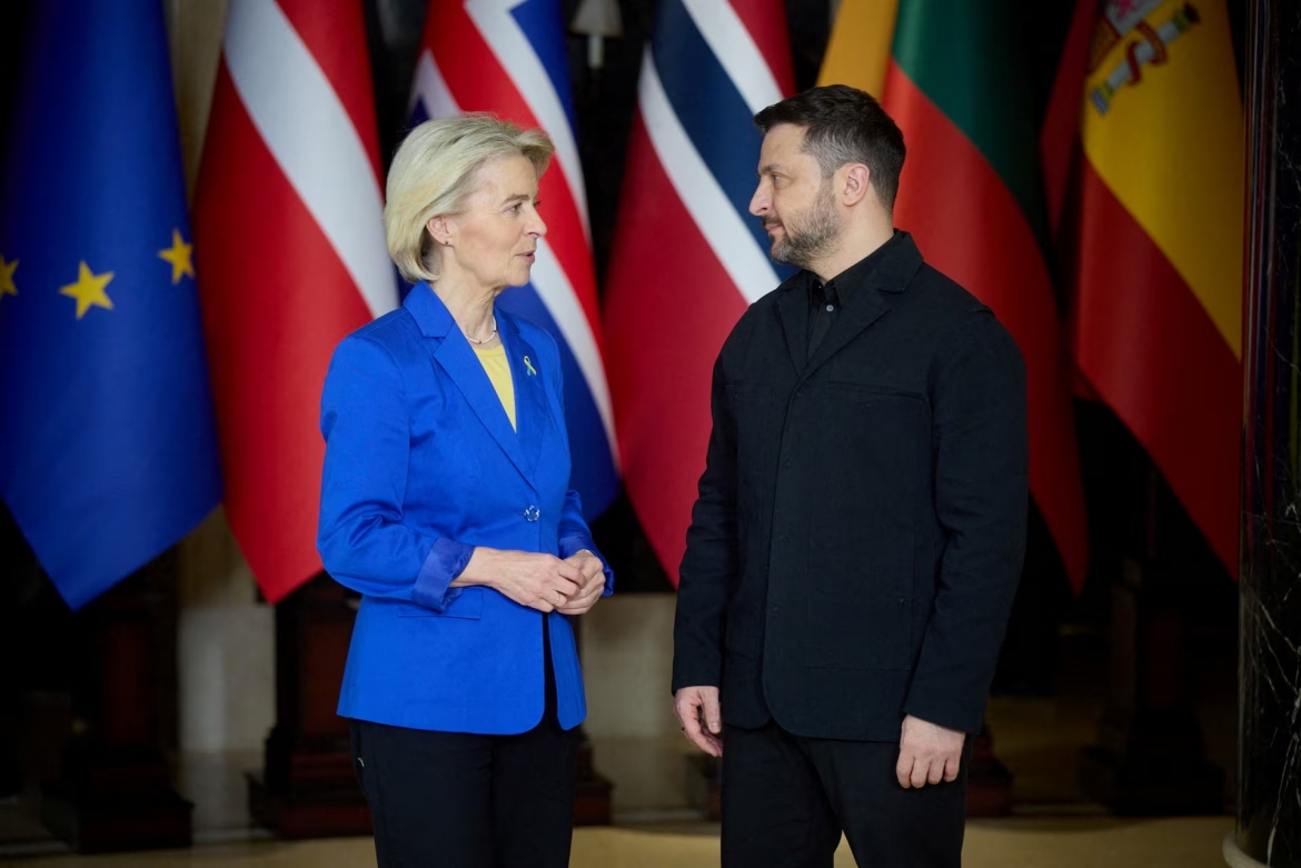 Chủ tịch Ủy ban châu Âu Ursula von der Leyen (trái) và Tổng thống Ukraine Volodymyr Zelensky (phải). (Ảnh: Reuters)