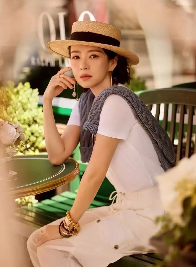Chương Tử Di mặc kiểu dáng đơn giản và màu sắc tinh khiết. (Ảnh: Sohu)
