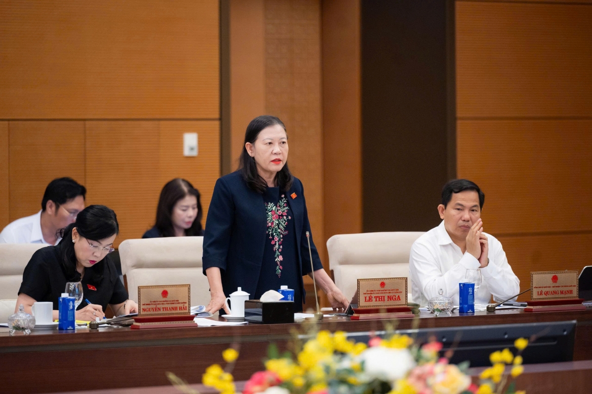 Bà Lê Thị Nga, Chủ nhiệm Ủy ban Dân nguyện và Giám sát của Quốc hội phát biểu tại phiên họp