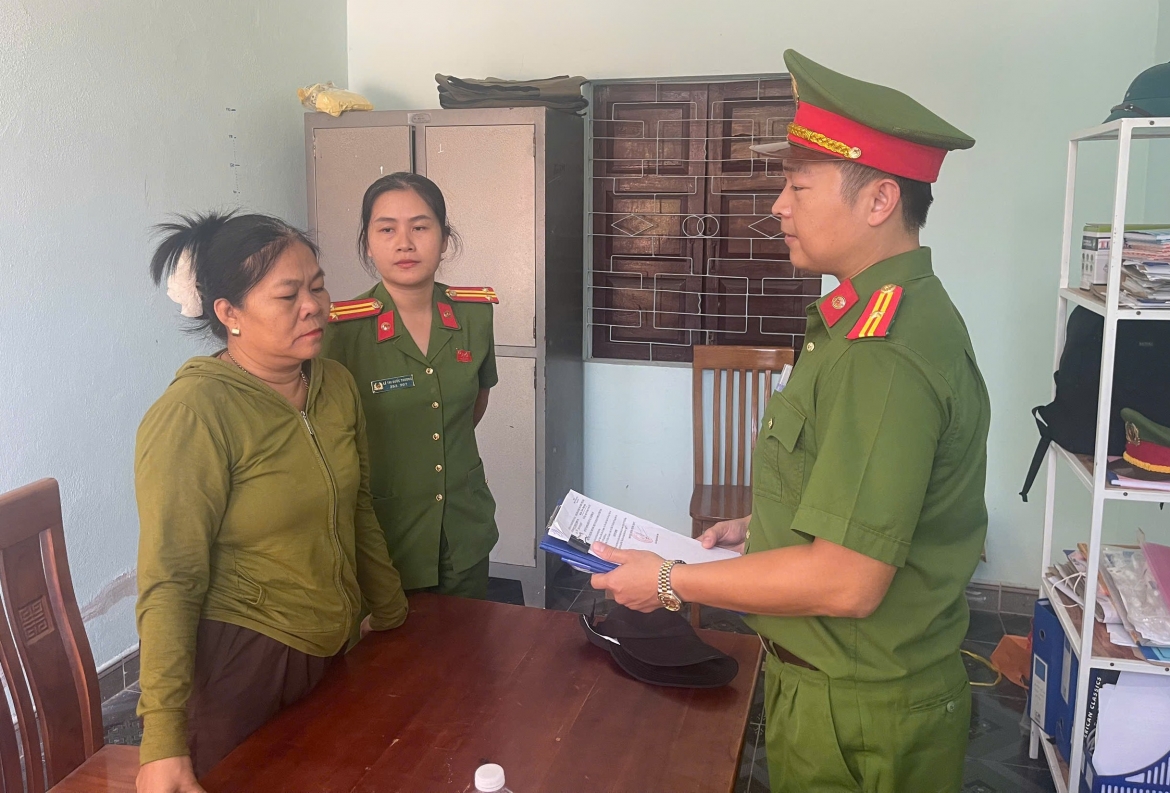 Cơ quan Cảnh sát điều tra Công an TP Đà Nẵng tống đạt quyết định đối với Phạm Thị Phượng.