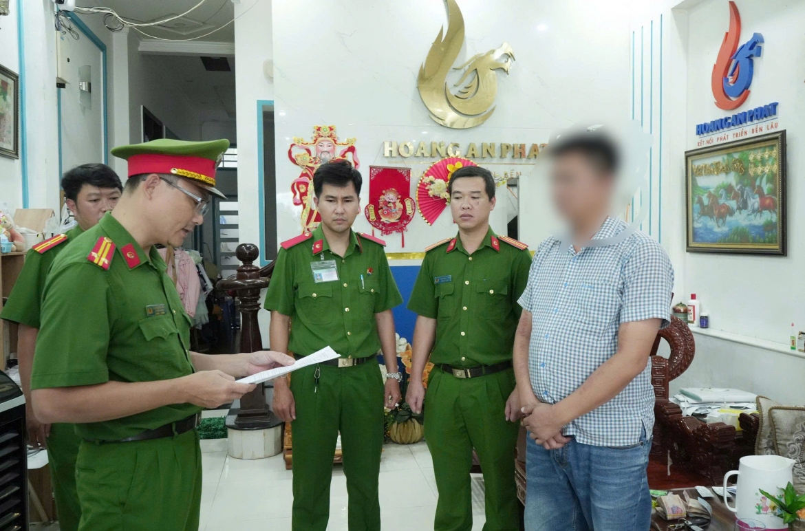 Cơ quan cảnh sát điều tra tống đạt các quyết định đối với Hoàng Trọng Quí (ảnh công an)