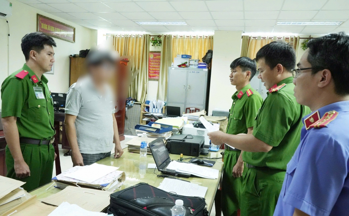 Cơ quan cảnh sát điều tra tống đạt các quyết định đối với Vương Lê Anh Tú (ảnh công an)