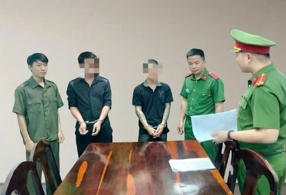 Cơ quan công an tống đạt quyết định bắt tạm giam các bị can. Ảnh: CSLĐ