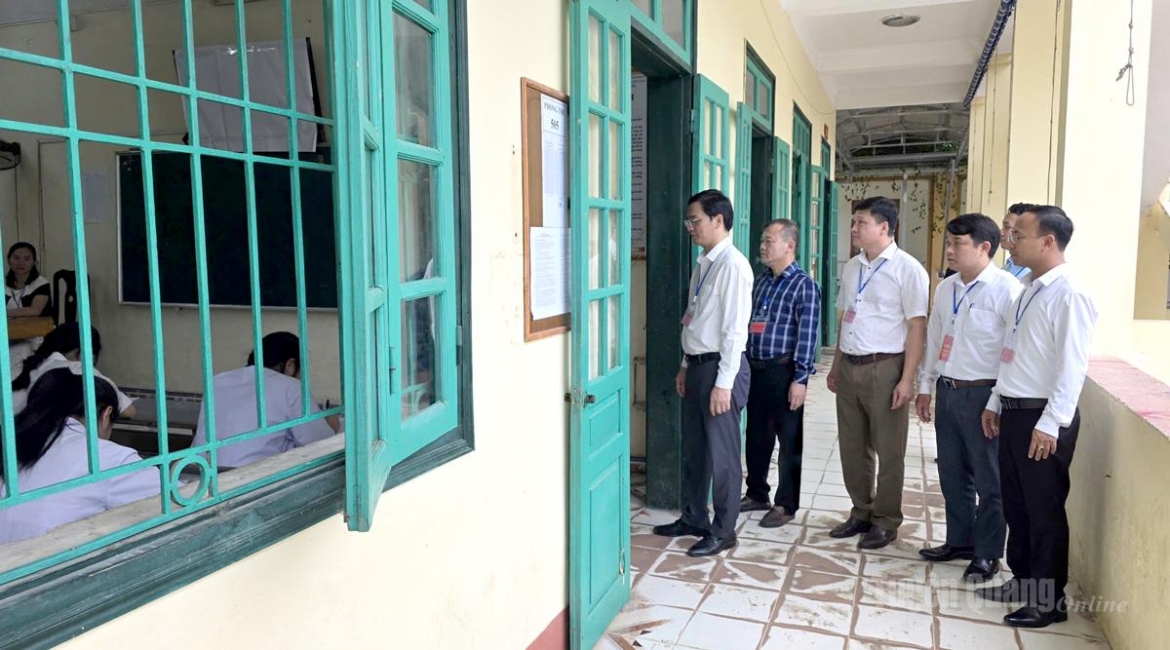 Trước kỳ thi, Giám đốc Sở GD&amp;ĐT Tuyên Quang Vũ Đình Hưng kiểm tra các phòng thi tại một số điểm thi