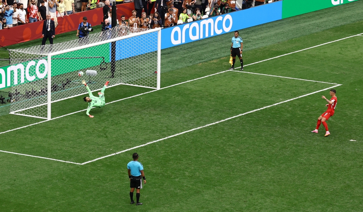 Thủ môn Vargas chạm tay vào bóng nhưng vẫn không cản được cú sút của Xhaka. (Ảnh: Reuters)