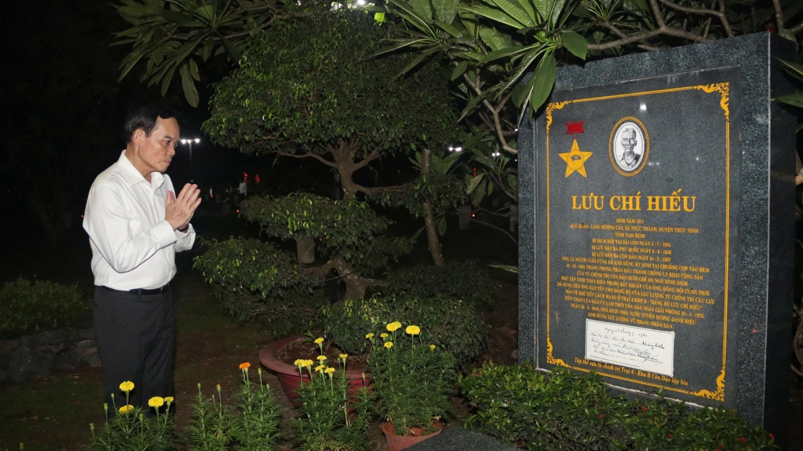 Bí thư TP.HCM Trần Lưu Quang dâng hương tại mộ phần Anh hùng lực lượng vũ trang Nhân dân Lưu Chí Hiếu.