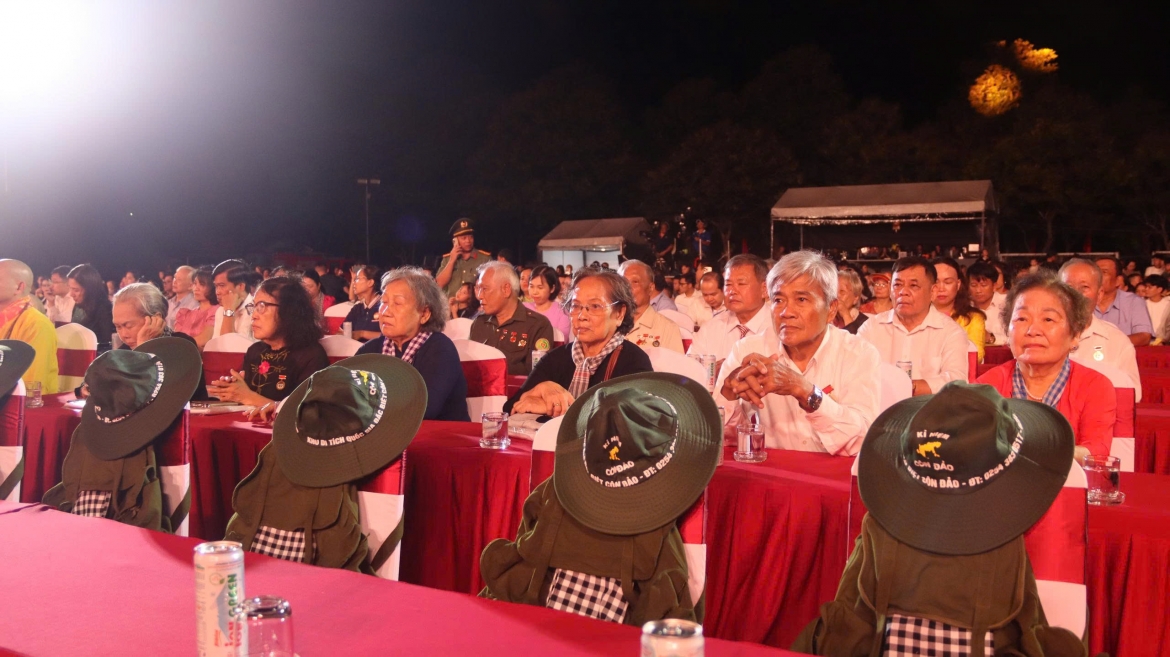 Nhiều cán bộ lão thành cách mạng thưởng thức chương trình sân khấu hoá tái hiện quá trình đấu tranh giải phóng dân tộc.