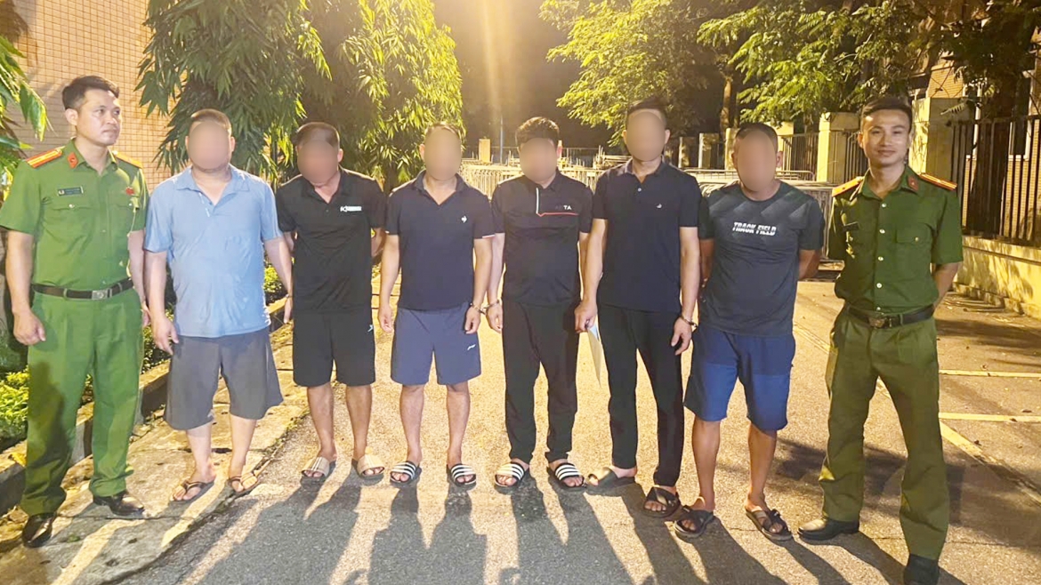 Các đối tượng liên quan cá độ bóng đá bị lực lượng công an phát hiện