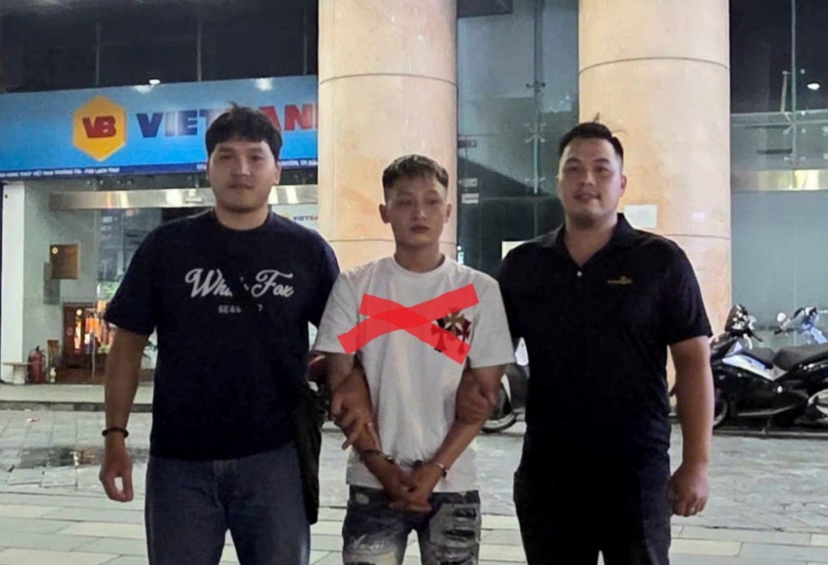 Đối tượng Vũ Phương Nam (đánh dấu X) sau khi bị Công an phường Ngô Quyền bắt giữ