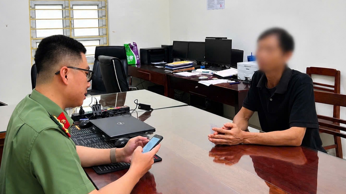 Công an xã Đại Phúc xác minh trường hợp tương tác với một số trang, hội, nhóm có nội dung xấu độc trên mạng xã hội.