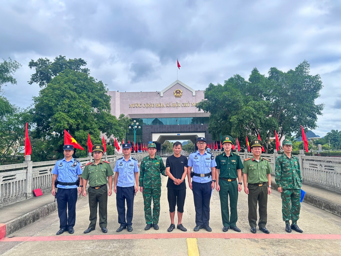 Công an tỉnh Cao Bằng phối hợp với Đồn Biên phòng Cửa khẩu quốc tế Tà Lùng trao trả đối tượng cho lực lượng chức năng phía Trung Quốc.