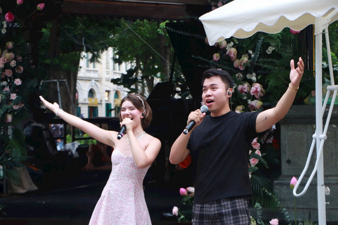 Các nghệ sĩ và Ban Tổ chức tổng duyệt trước giờ diễn ra chương trình hòa nhạc ngoài trời "Crescendo - Giao hưởng kết nối".