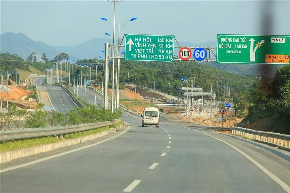 Cục CSGT đề nghị Cục Đường bộ Việt Nam bố trí kẻ vạch liền tại vạch tim đường ở những đoạn đường cong hẹp, không cho mượn làn ngược chiều để vượt xe.