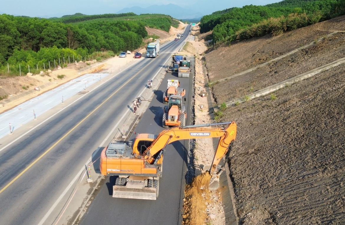 Ban QLDA đường Hồ Chí Minh (chủ đầu tư) liên tục phát đi các văn bản cảnh báo, yêu cầu các nhà thầu đẩy nhanh tiến độ, tạo sản lượng giải ngân vốn đầu tư công tại dự án mở rộng cao tốc Cam Lộ - La Sơn.