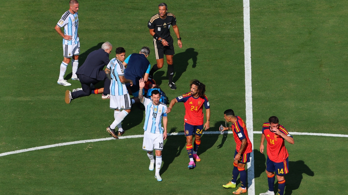 Messi gọi trọng tài khi Cucurella che miệng trao đổi (Ảnh: Reuters)
