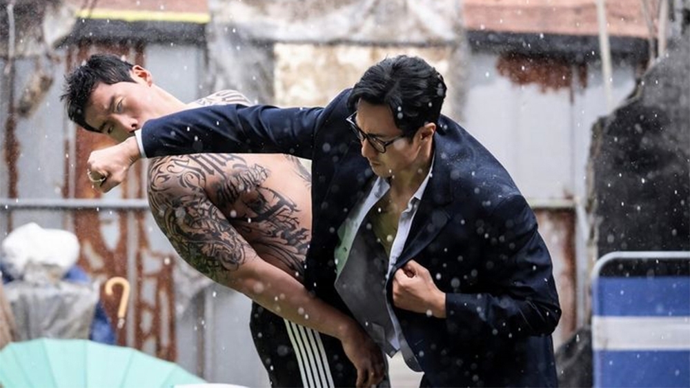 Nam diễn viên So Ji Sub, bên phải, trong một cảnh phim từ bộ phim truyền hình Đặc vụ Kim tái xuất. (Ảnh: SBS)