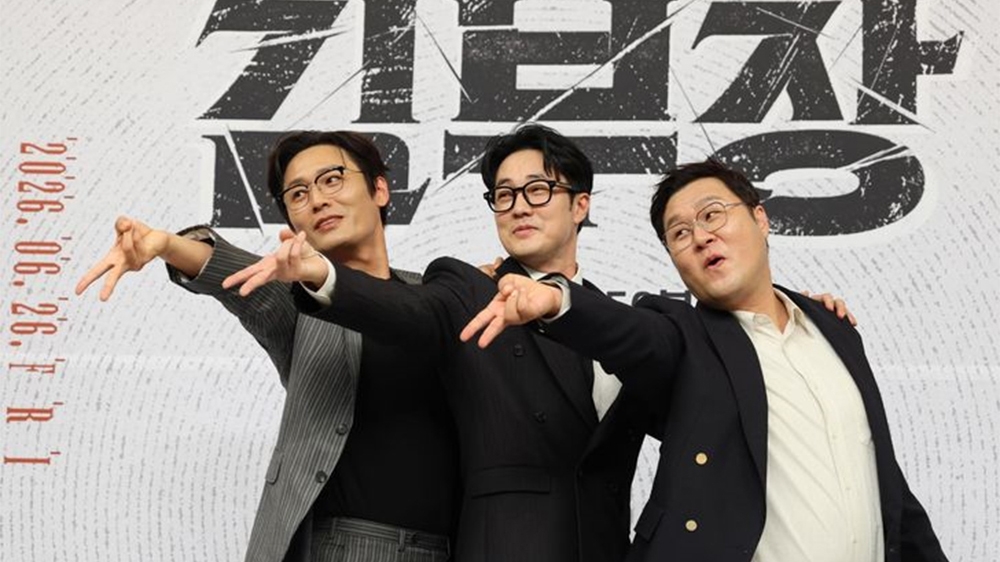 Từ trái sang, các diễn viên Choi Dae Hoon, So Ji Sub và Yoon Kyung Ho tạo dáng trong buổi họp báo ra mắt phim Đặc vụ Kim tái xuất tại trụ sở SBS. (Ảnh: Yonhap)