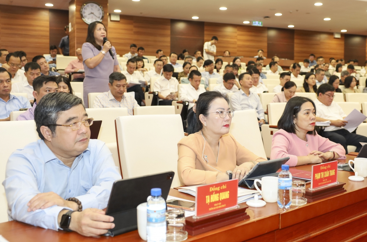 Đại biểu phát biểu thảo luận tại Hội nghị Tỉnh ủy Khánh Hòa