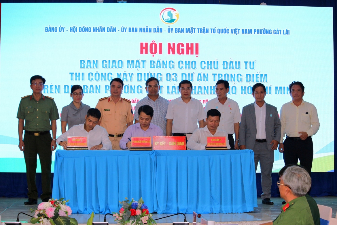 Đại diện địa phương và chủ đầu tư các dự án ký biên bản bàn giao mặt bằng  (ảnh: UBND phường Cát Lái)