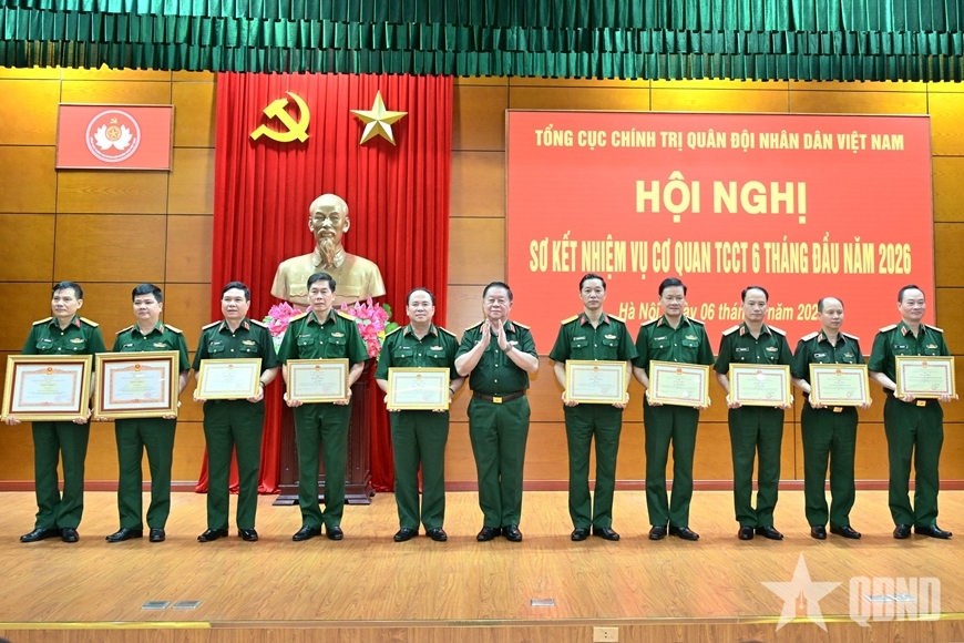 Đại tướng Nguyễn Trọng Nghĩa trao thưởng các tập thể, cá nhân tiêu biểu. Ảnh: QĐND
