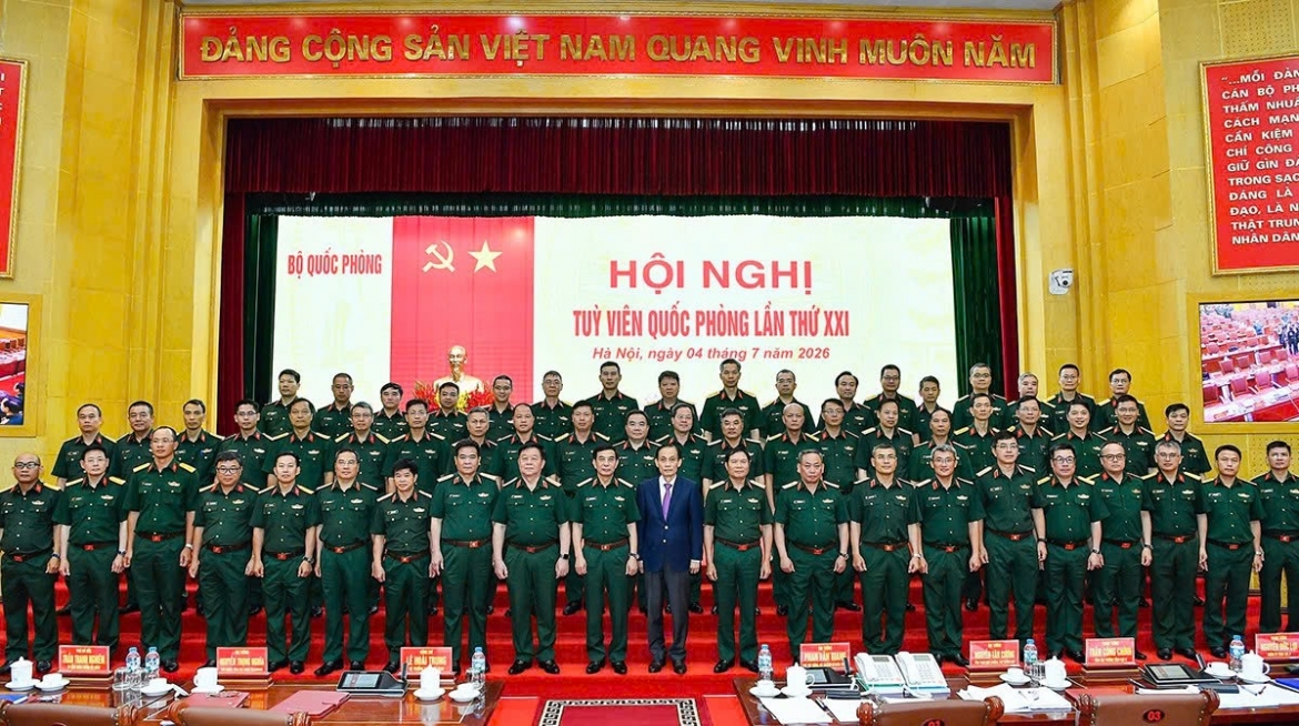 Đại tướng Phan Văn Giang và các đồng chí lãnh đạo Bộ Ngoại giao, Bộ Quốc phòng chụp ảnh chung với các đại biểu.