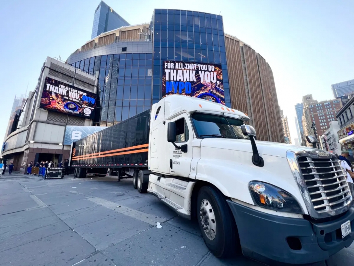Xe tải chở đồ đến Madison Square Garden, nơi được đồn đoán Taylor Swift và Travis Kelce tổ chức hôn lễ. (Ảnh: Page Six)