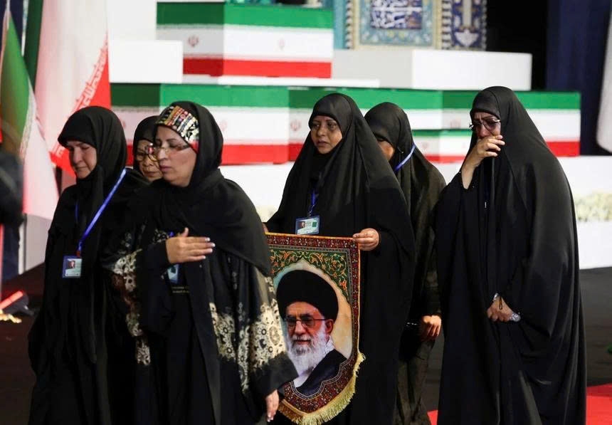 Người dân bày tỏ sự tiếc thương bên cạnh linh cữu của Lãnh tụ Tối cao quá cố Ali Khamenei và các thành viên trong gia đình ông tại Đại lễ đường Mosalla ở Tehran ngày 3/7 (Ảnh: Reuters)