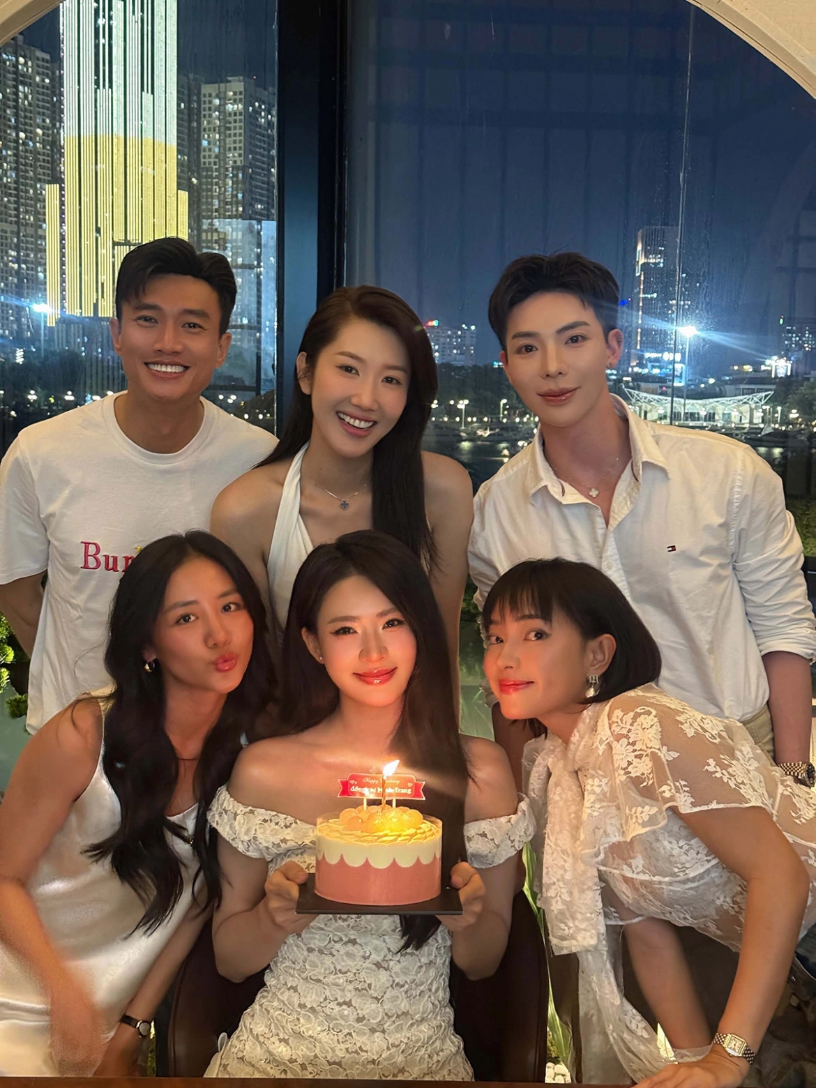 Dàn nghệ sĩ gồm Quốc Trường, Thúy Ngân, Erik, Văn Mai Hương, Châu Bùi mừng sinh nhật diễn viên Minh Trang. Họ trở nên thân thiết sau khi cùng tham gia Sao nhập ngũ 2026.