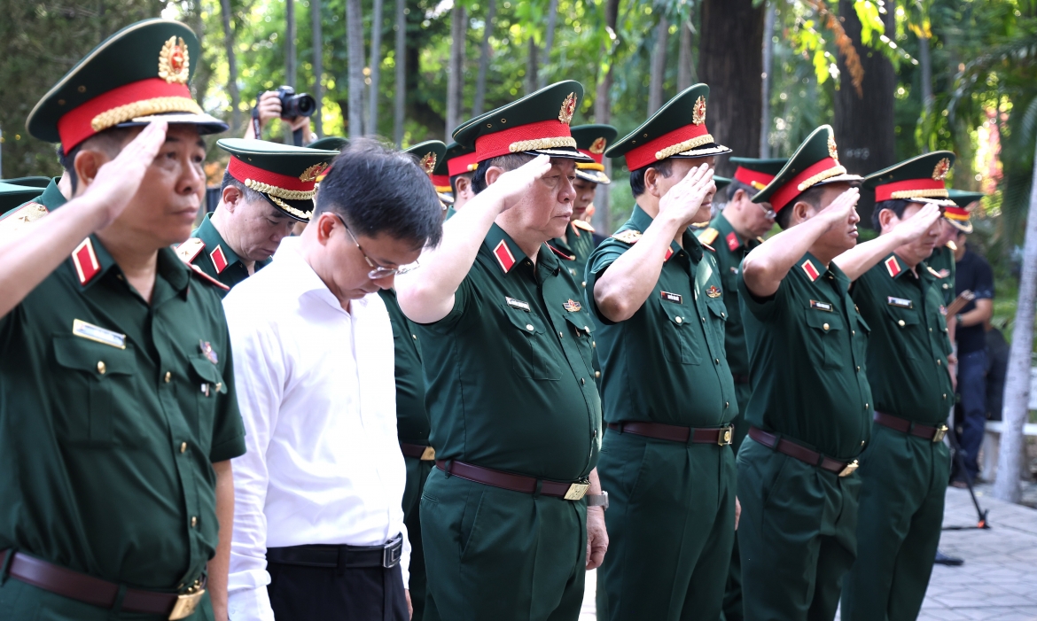 Các đại biểu dành phút mặc niệm, bày tỏ lòng thành kính, biết ơn sâu sắc đối với cố Tổng Bí thư Trần Phú và các Anh hùng liệt sĩ.
