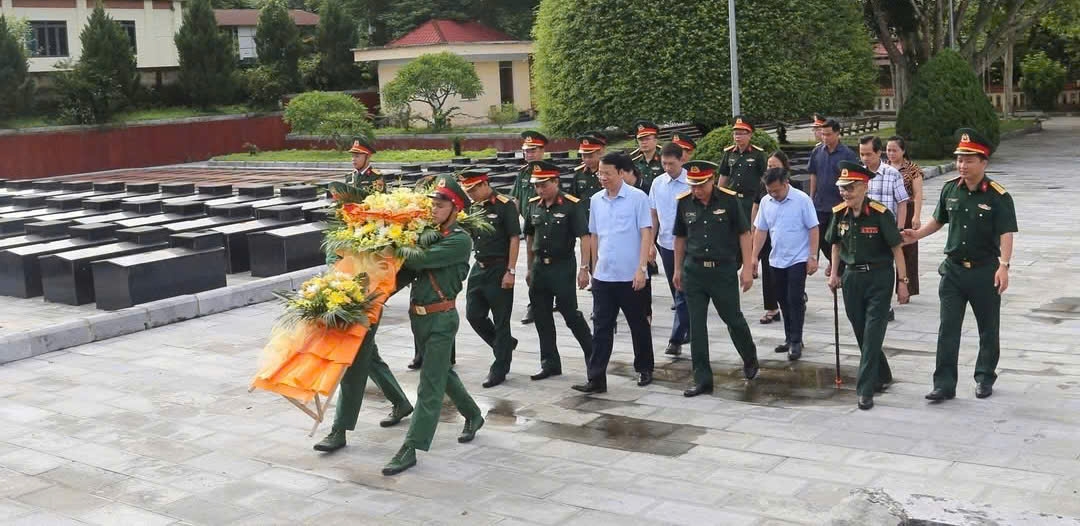 Đại biểu dâng hương, dâng hoa nghĩa trang Liệt sỹ Phủ Thông trước lễ khởi công dự án