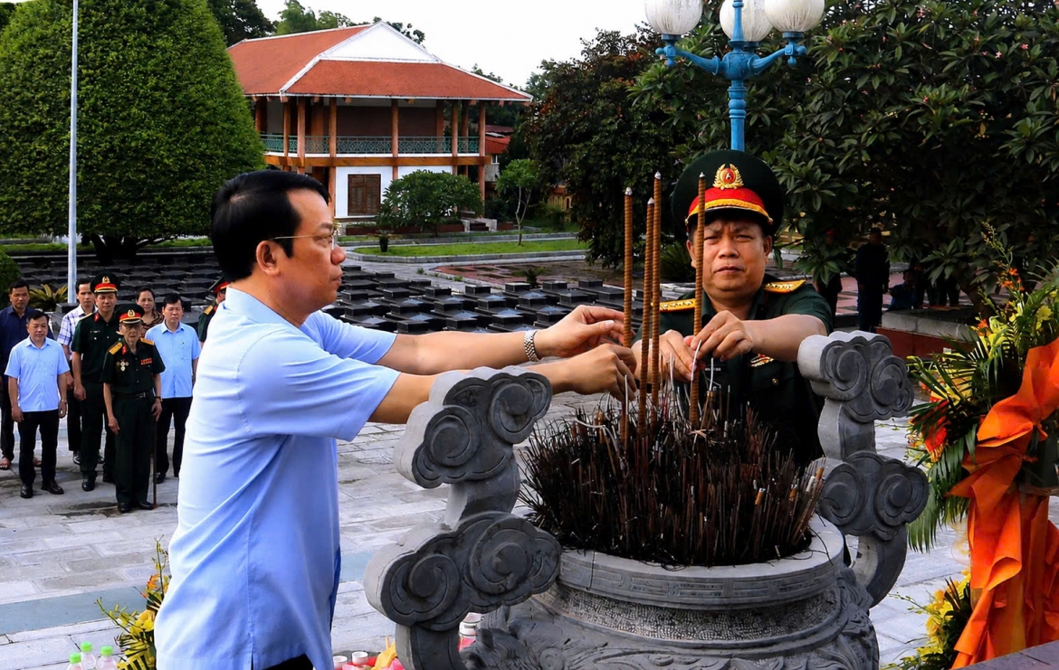 Dâng hương trước anh linh các anh hùng liệt sỹ