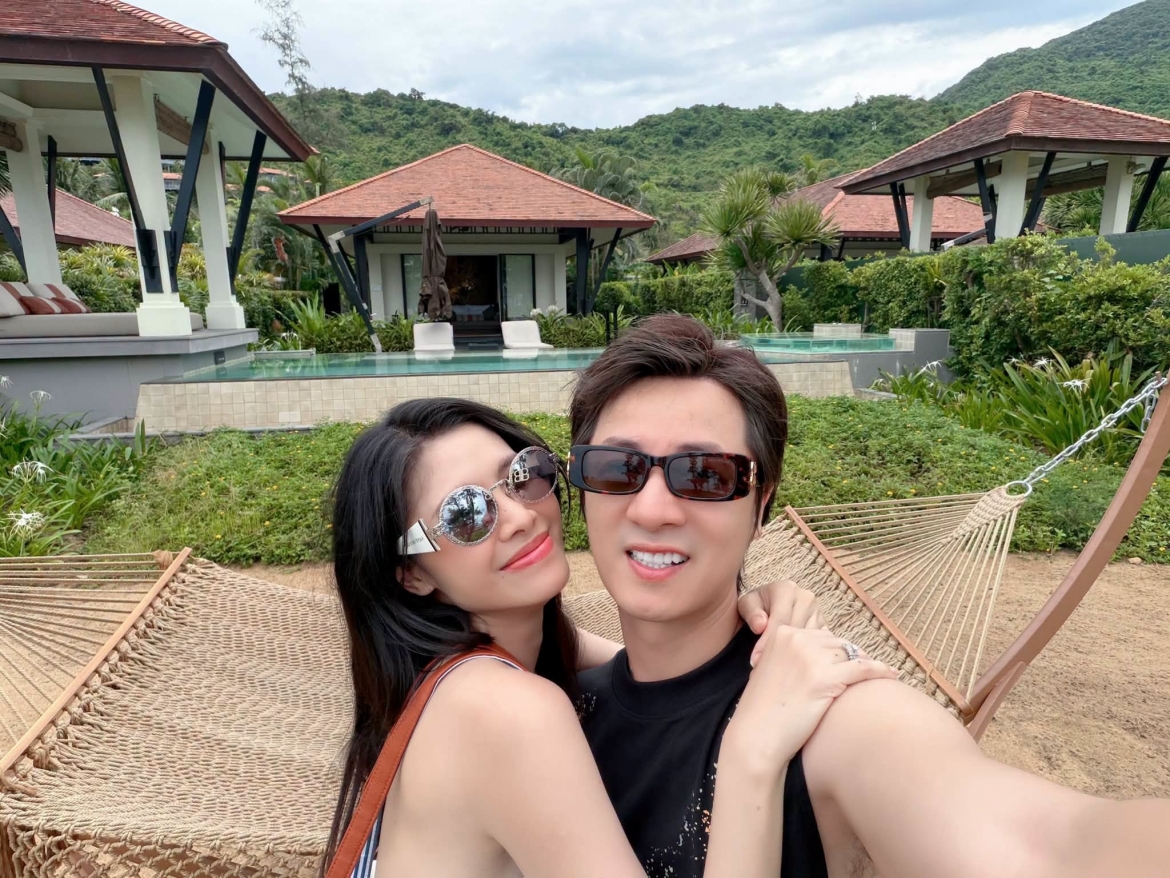 Đăng Khôi khoe khung hình gia đình hạnh phúc, đúng chuẩn "ông bố của năm" với nụ cười luôn rạng rỡ bên vợ con.
