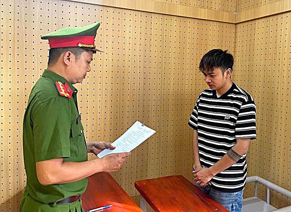 Cơ quan Cảnh sát điều tra công bố quyết định khởi tố đối với  Trần Đình Hoàng. (Ảnh: Công an Hà Tĩnh).
