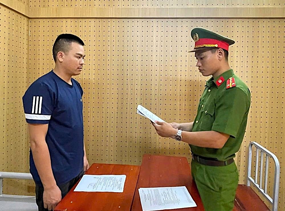Cơ quan Cảnh sát điều tra công bố quyết định khởi tố đối với Bùi Công Dũng. (Ảnh: Công an Hà Tĩnh).
