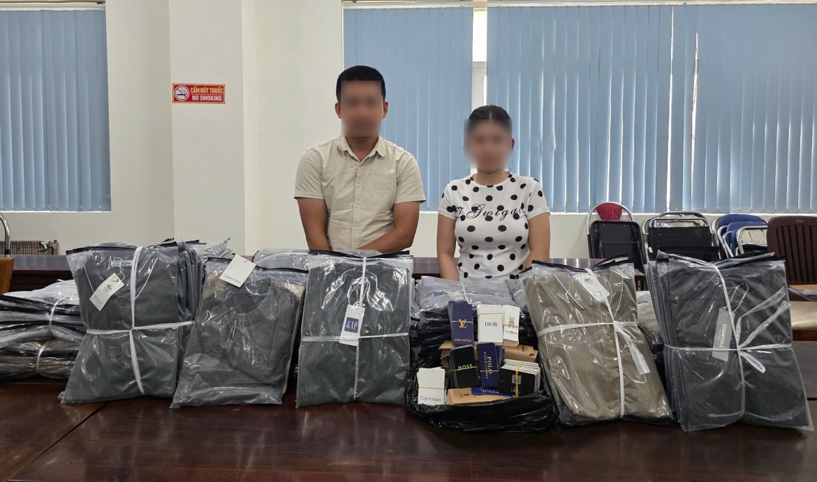 Đối tượng Đạo và Ly đã sản xuất và bán ra thị trường 14.426 chiếc áo thun là hàng hóa giả mạo 11 nhãn hiệu nổi tiếng