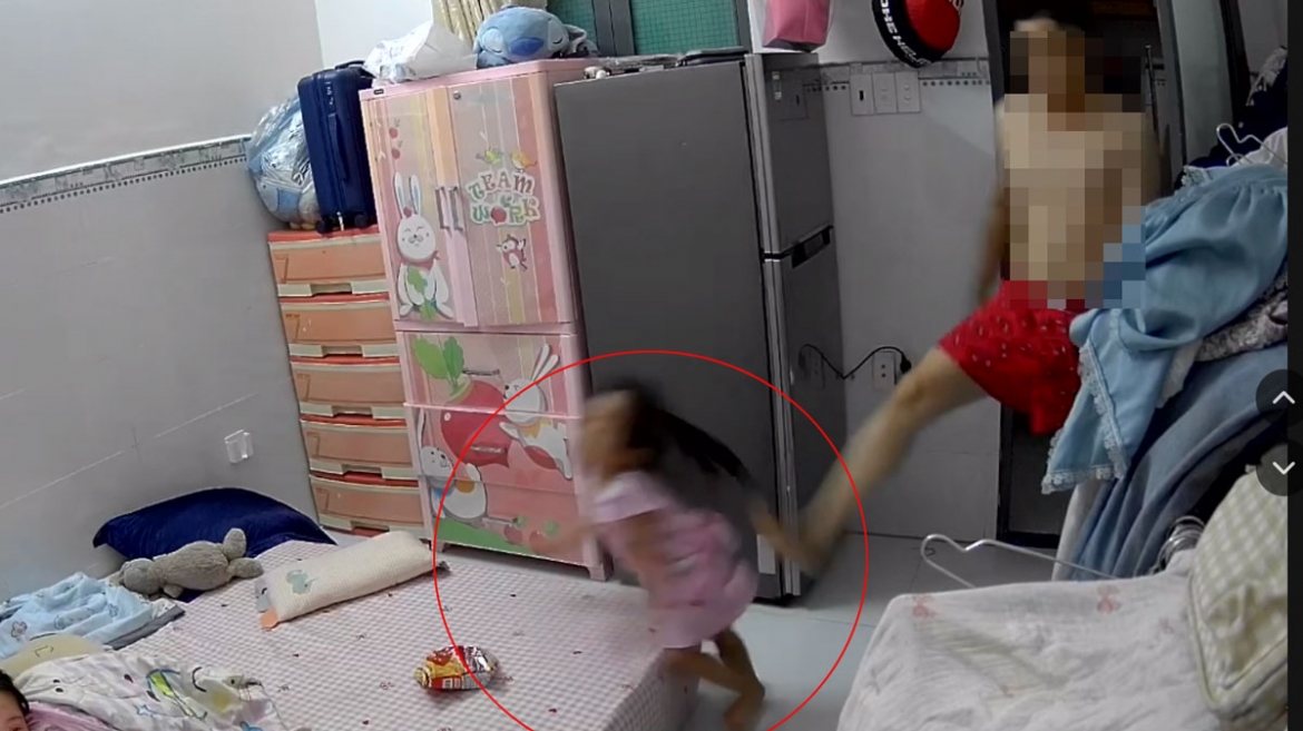 Người đàn ông đạp bé gái (Ảnh cắt từ video trên MXH)