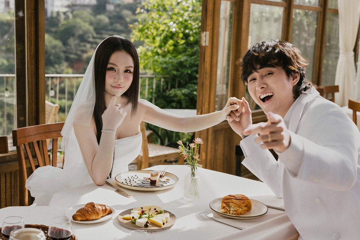 Vợ chồng Đạt G - Cindy Lư bày tỏ xúc động khi mặc lại trang phục trong hôn lễ để thực hiện bộ ảnh mừng dấu mốc một năm về chung nhà.