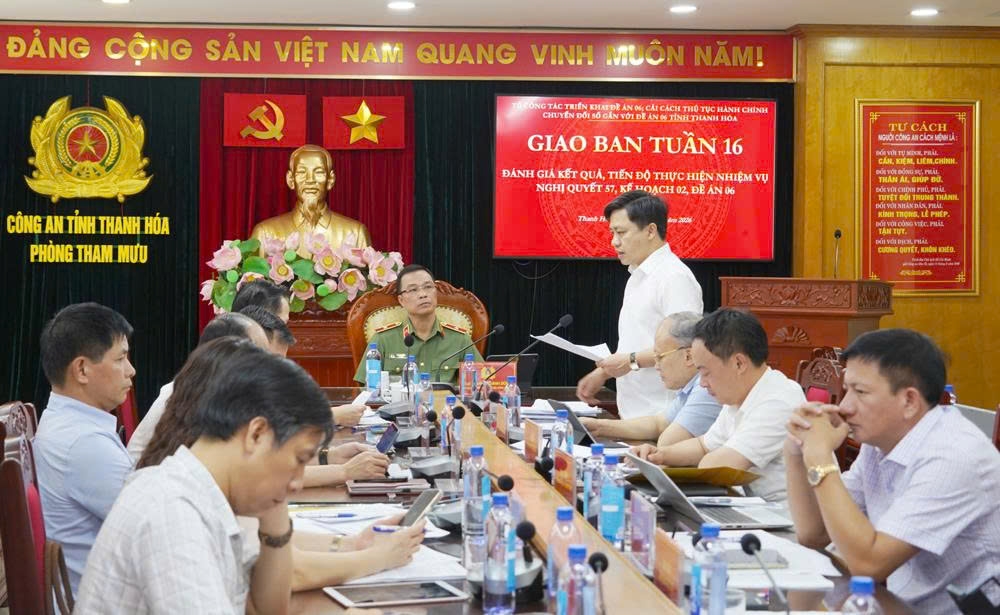 Đại diện lãnh đạo, sở, ngành tham luận tại buổi giao ban. Ảnh: Công an Thanh Hóa.