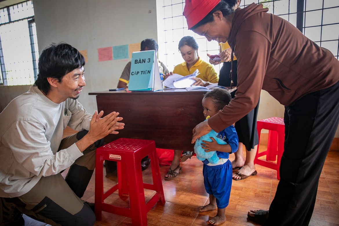 Đen Vâu đồng hành cùng đoàn công tác của UNICEF thăm trẻ em tại xã Lơ Pang và Ayun tỉnh Gia Lai nhân Tháng Hành động Vì trẻ em trong tháng 6/2026. (Ảnh: FBNV)