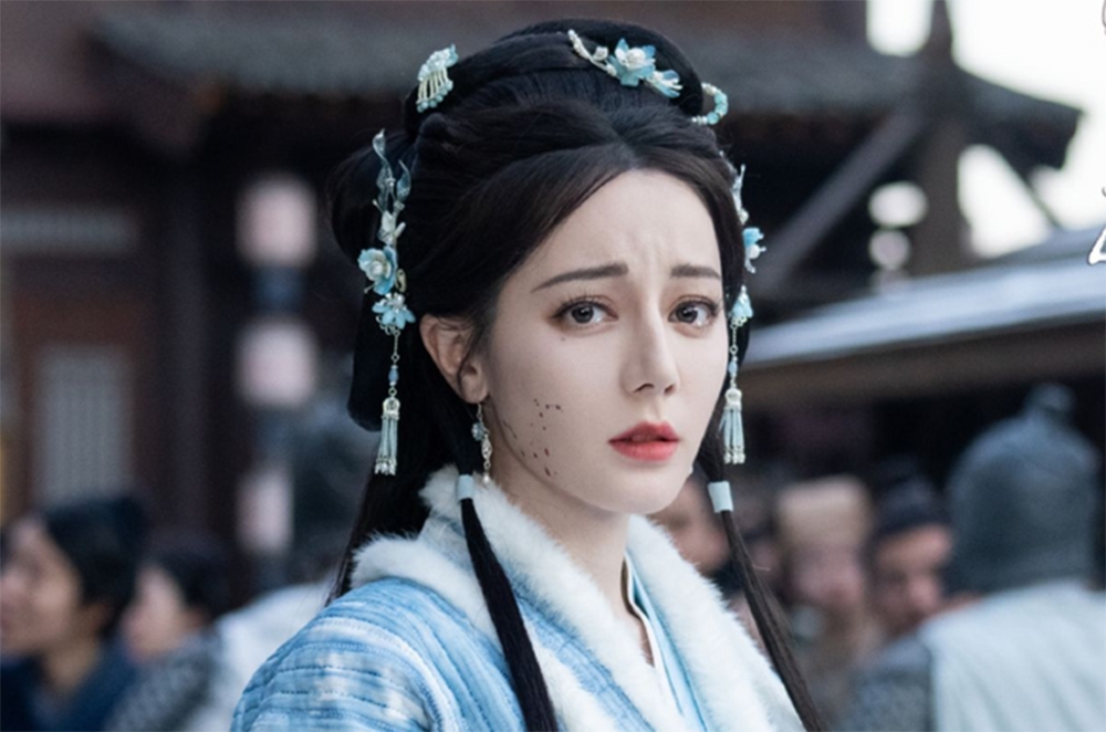Ngôi sao phim truyền hình Hoa ngữ Địch Lệ Nhiệt Ba thường được biết đến với định kiến là “bình hoa di động” bởi các vai diễn nữ tính, yếu ớt mang màu sắc tình yêu lãng mạn.
